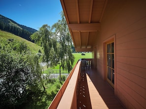 Hus – grand, fjellutsikt | Balkong