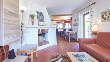 Hus – grand, fjellutsikt | Blendingsgardiner, strykejern/-brett og wi-fi (inkludert)