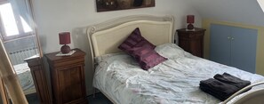 1 bedroom, bed sheets - Chambre A Penn Ar Bed & Breakfast (Plozévet)