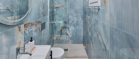 Douche, sĂšche-cheveux, serviettes fournies, savon
