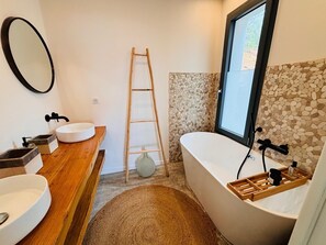 Dusche, Haartrockner, HandtĂŒcher, Seife
