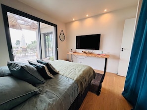 4 bedrooms, iron/ironing board, travel crib, free WiFi