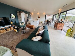 TV connectée, livres, chaîne hi-fi