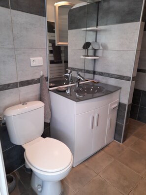 Een douche, een haardroger, handdoeken, zeep