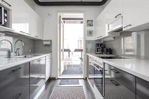 Apartamento Confort, 2 habitaciones, vistas al patio | Cocina privada | Hervidor eléctrico