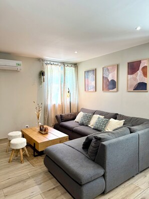 Smart-TV, Tischtennisplatte, Bücher