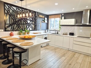 Een koelkast, een microgolfoven, een oven, een kookplaat