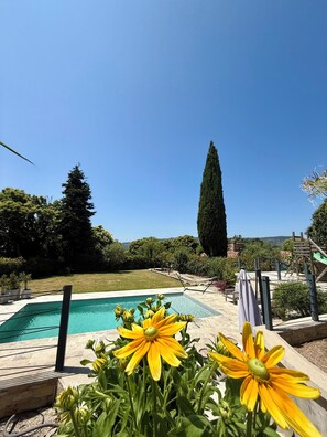 Outdoor pool - Exceptional villa with swimming pool, large garden and children's play area (Berre-les-Alpes)