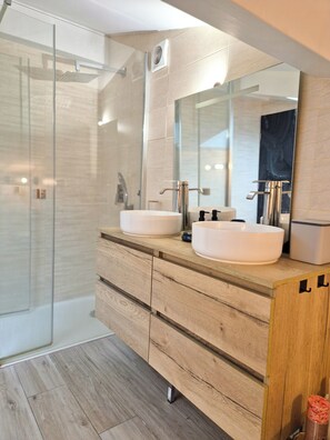 Shower, jetted tub, hair dryer, towels - Exceptional villa with swimming pool, large garden and children's play area (Berre-les-Alpes)