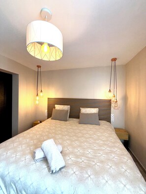 4 bedrooms, desk, iron/ironing board, travel crib