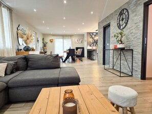 Smart-TV, Tischtennisplatte, Bücher