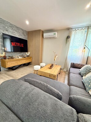 Smart-tv, een tafeltennistafel en boeken