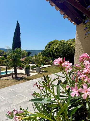 Villa d'exception avec piscine, grand jardin et loisir pour enfants