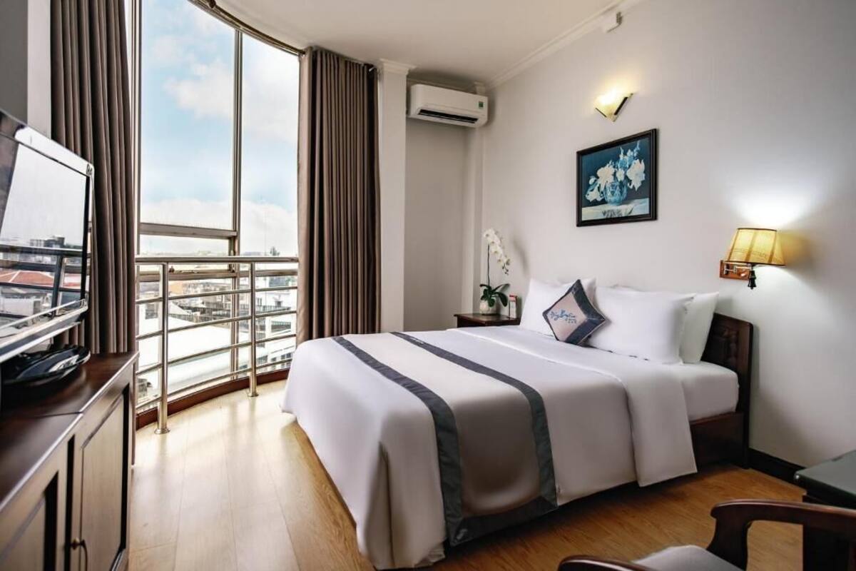 Quarto casal superior, vista para a cidade | Escrivaninha, Wi-Fi de cortesia