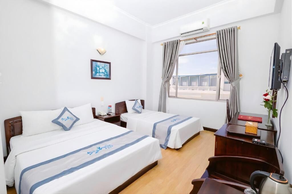 Quarto triplo superior, vista para a cidade | Escrivaninha, Wi-Fi de cortesia