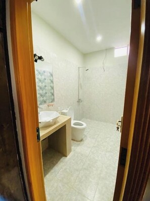 Douche, articles de toilette gratuits, serviettes fournies, savon