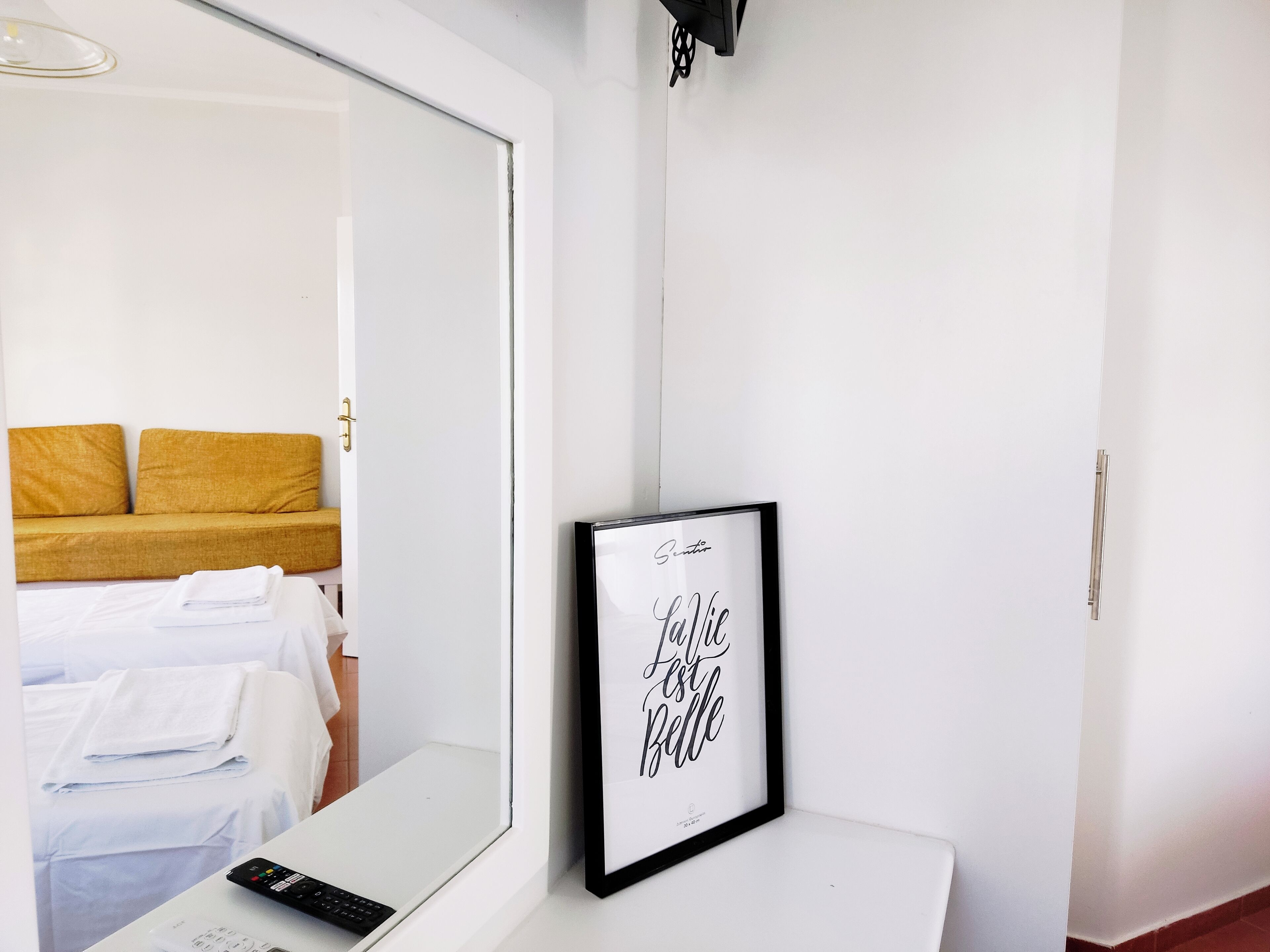 Comfort appartement | Geluiddichte muren, een strijkplank/strijkijzer