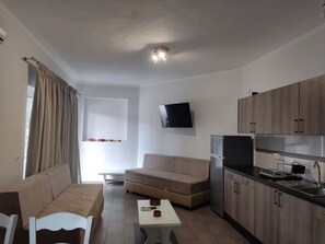 Deluxe Apartment, Ground Floor | 1 bedroom, soundproofing, iron/ironing board