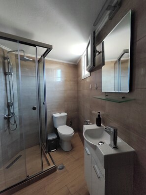 Comfort appartement | Badkamer | Een douche, handdoeken, zeep, shampoo