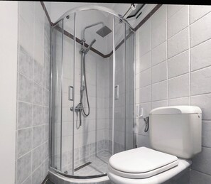 Appartement Deluxe, rez-de-chaussée | Salle de bain | Douche, serviettes fournies, savon, shampoing