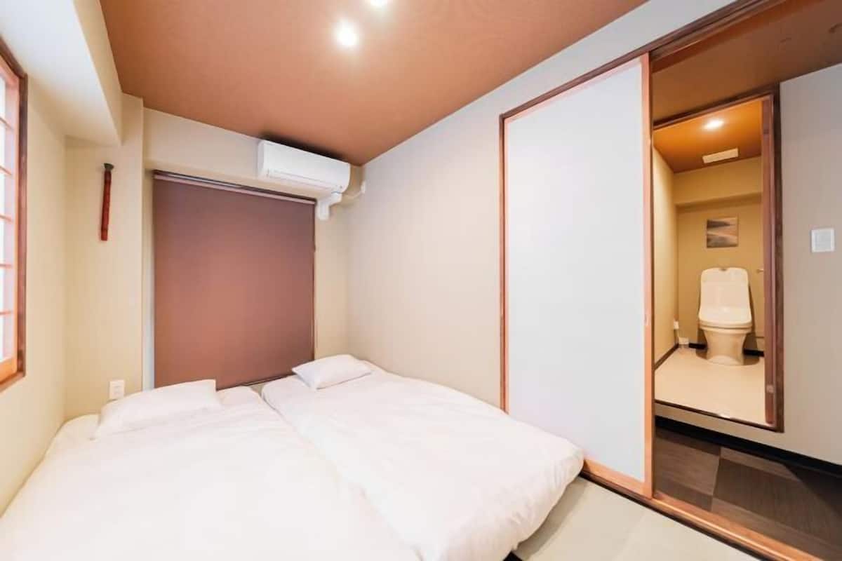 Escrivaninha, cortinas blackout, quartos à prova de som