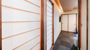A hallway with sliding doors and a checkered floor. - CU Host Dotonbori No.1 Mansion (Osaka)