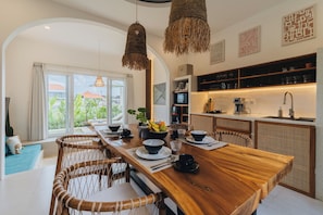 Biệt thự Deluxe, quang cảnh sân vườn | Bếp riêng | Tủ lạnh, lò vi sóng, bếp nấu, ấm điện 