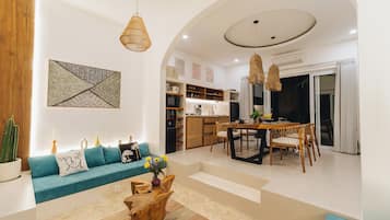 Deluxe Villa, Courtyard View | Living area