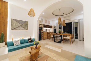 Villa – deluxe, bakgårdsutsikt | Oppholdsområde