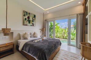 Villa Deluxe, vistas al patio | Caja fuerte, escritorio, espacio para trabajar con un portátil