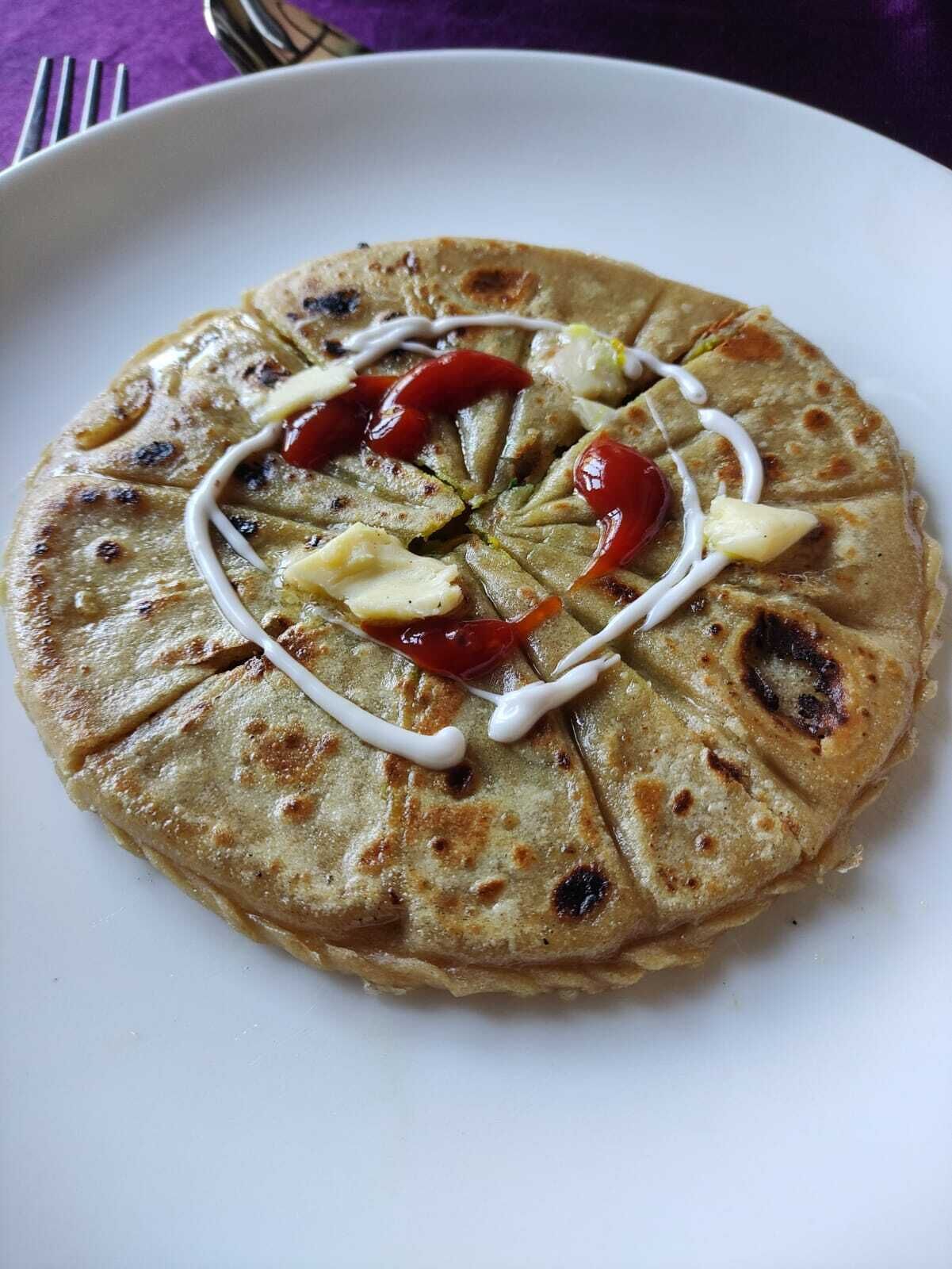 Un plato con pan plano, ingredientes y salsa.