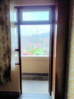 笔记本电脑工作区、遮光窗帘、免费 WiFi