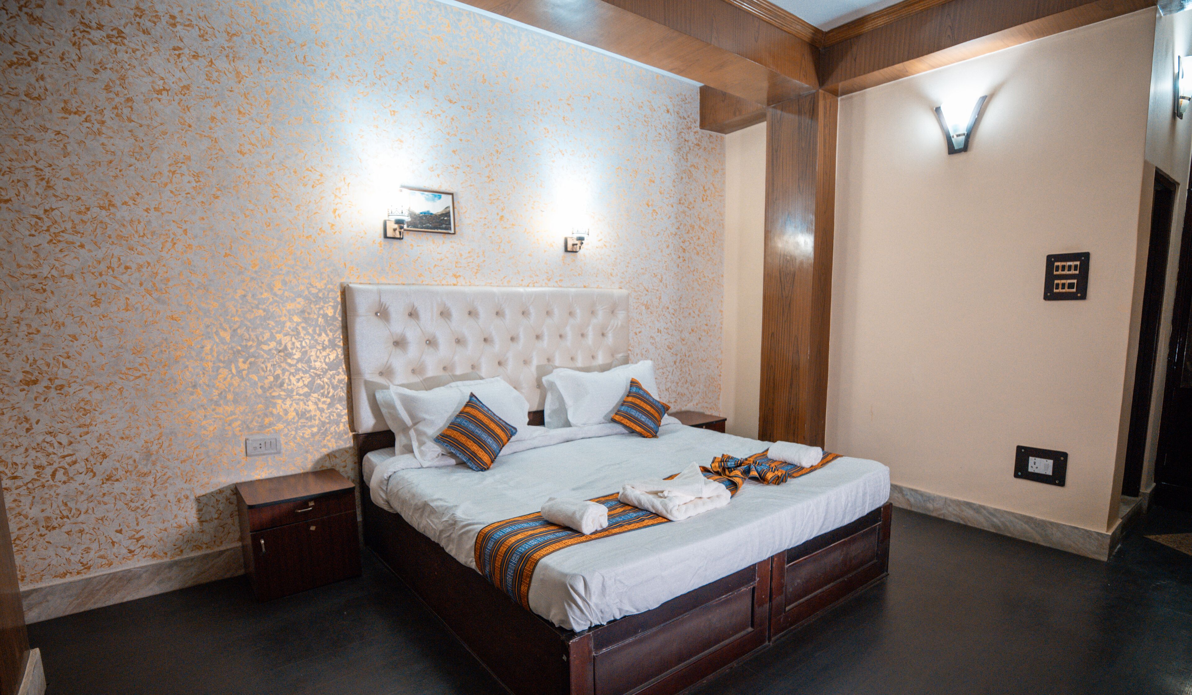 高级双人房 | 笔记本电脑工作区、遮光窗帘、免费 WiFi