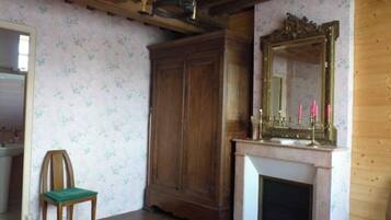 2 bedrooms, iron/ironing board, WiFi