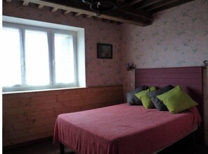 2 bedrooms, iron/ironing board, WiFi