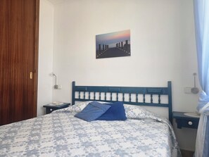 1 chambre, fer et planche à repasser