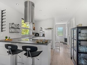 Kjøleskap, oppvaskmaskin og kjøkkenutstyr