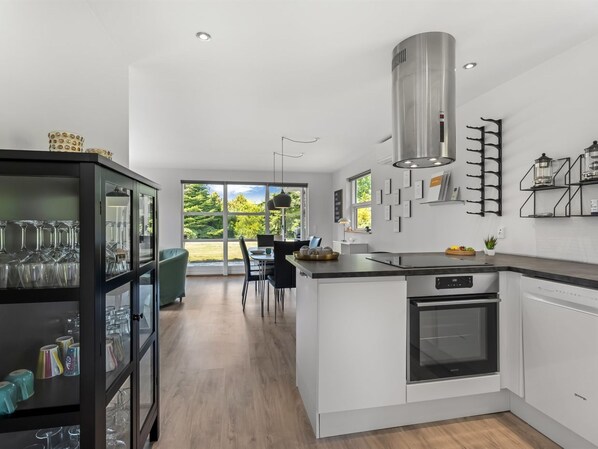 Fridge, dishwasher, cookware/dishes/utensils