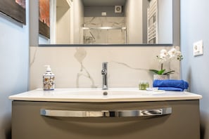 Shower, hair dryer, bidet, towels - Due di Cuori - Suite B (Verona)