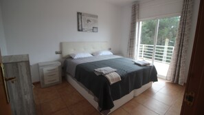 6 slaapkamers, een strijkplank/strijkijzer, wifi, beddengoed