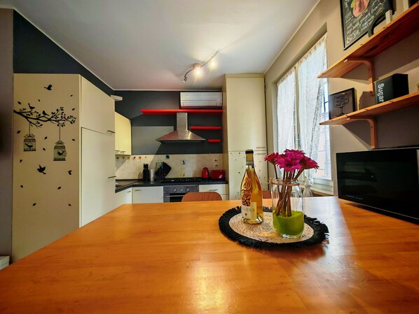 Kühlschrank, Mikrowelle, Ofen, Wasserkocher mit Kaffee-/Teezubehör