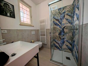 Dusj, hårføner og håndklær