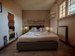 Tabla de planchar con plancha, wifi gratis y ropa de cama