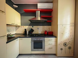 Kühlschrank, Mikrowelle, Ofen, Wasserkocher mit Kaffee-/Teezubehör