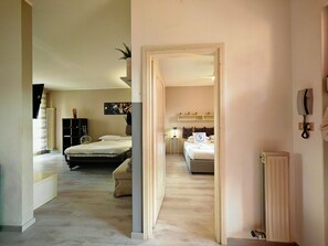 Tabla de planchar con plancha, wifi gratis y ropa de cama 