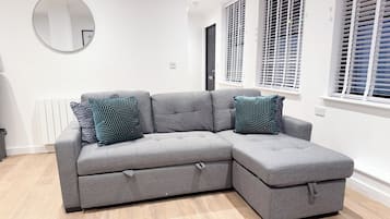 Apartemen (1 Bedroom) | 1 kamar tidur, ruang kerja ramah laptop, dan setrika/meja setrika