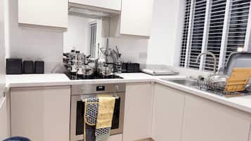Apartment, 1 Bedroom (The Old Bank Apartments 5) | Private kitchen | Oven