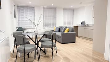 Appartement, 1 slaapkamer (The Old Bank Apartments 3) | Woonruimte | Een 48-inch televisie met digitale zenders
