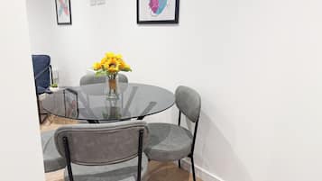 Apartment, 1 Bedroom (The Old Bank Apartments 2) | In-room dining