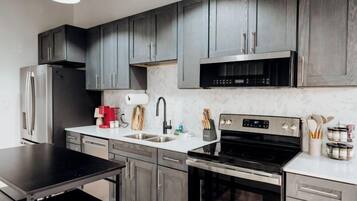 Refrigerador, microondas, horno y parrilla de estufa